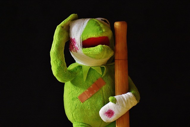 Kermit verwundet und mit Pflastern als Bild für Chironn, den verletzten Heiller