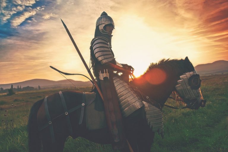 Ritter mit Rüstung auf einem Pferd