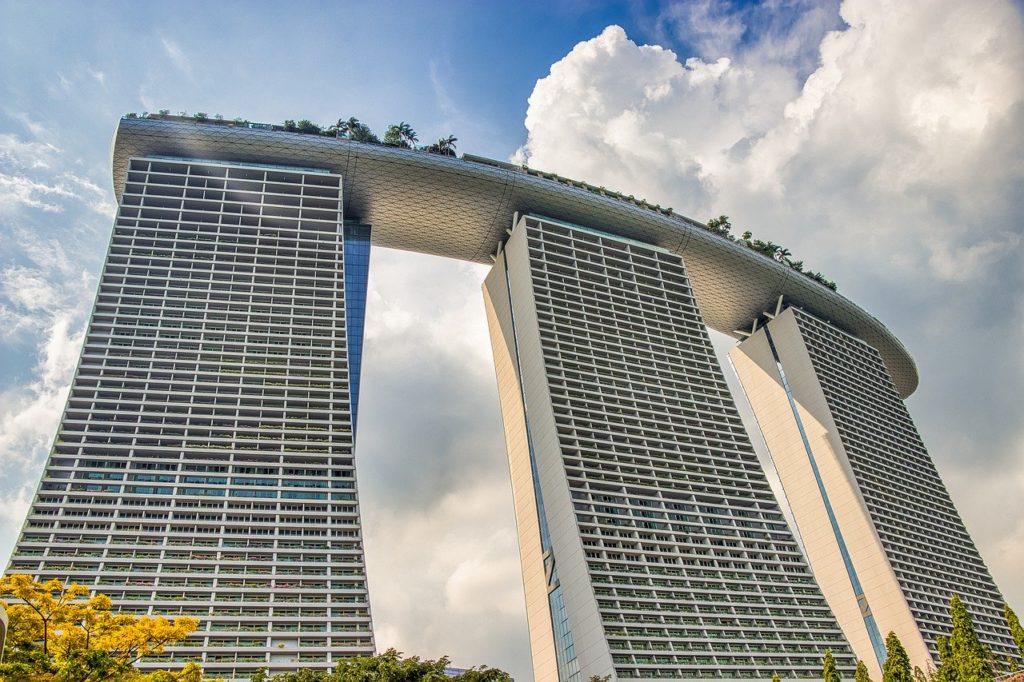 Singapur, Hochaus, 3 Türme oben mit einer Art Surfboard-Form überdacht. Ein Hochhaus braucht Saturn! 