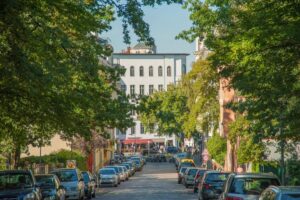Strassen in der Nachbarschaft in Berlin-Kreuzberg - an den Seiten Bäume im Sommer - Mondknoten in Zwilling