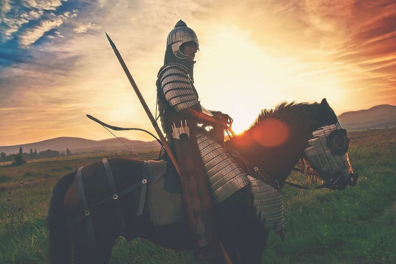 Ritter mit voller Rüstung auf einem ebenfalls eingerüsteten Pferd - Mars im Widder