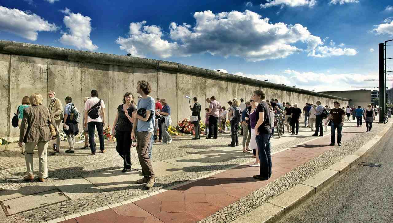 Berliner Mauer - Mauern sind in der Erdepoche ein Bild für den Kopf an einer Wand einrennen. Von Erde zu Luft. 