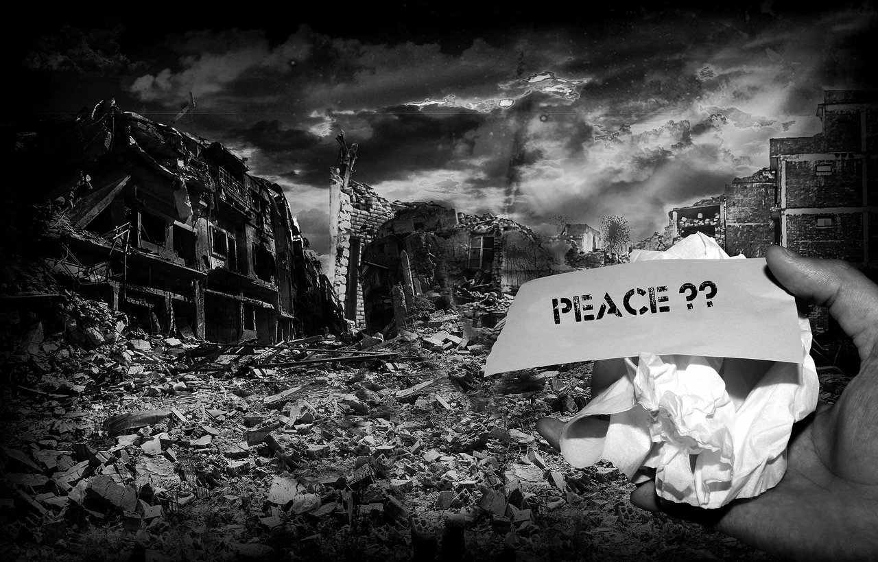 Stadt nach Bombardierung mit einem Schriftzug peace? (Frieden?) im Vordergrund - Wege aus Angst