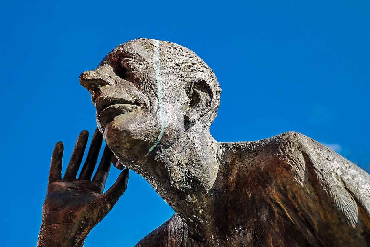Skulptur, Bronze - Mann mit einer Hand am Ohr, um besser hören zu können - Vollmond in Waage