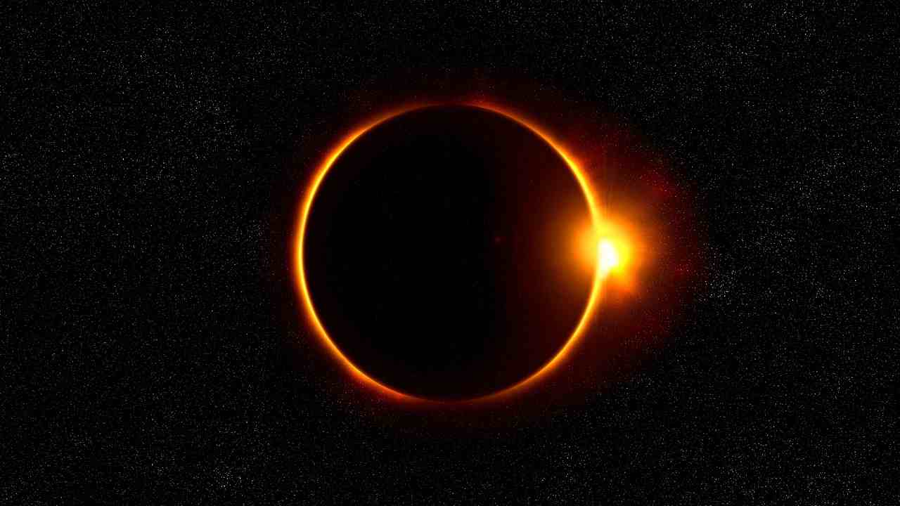 Foto einer Sonnenfinsternis vor dem Nachthimmel - Finsternisse in 2024