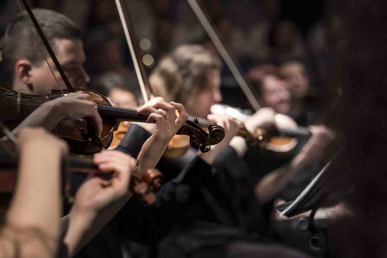 Violinisten, Musiker in einem Orchester - Vollmond in Zwillinge