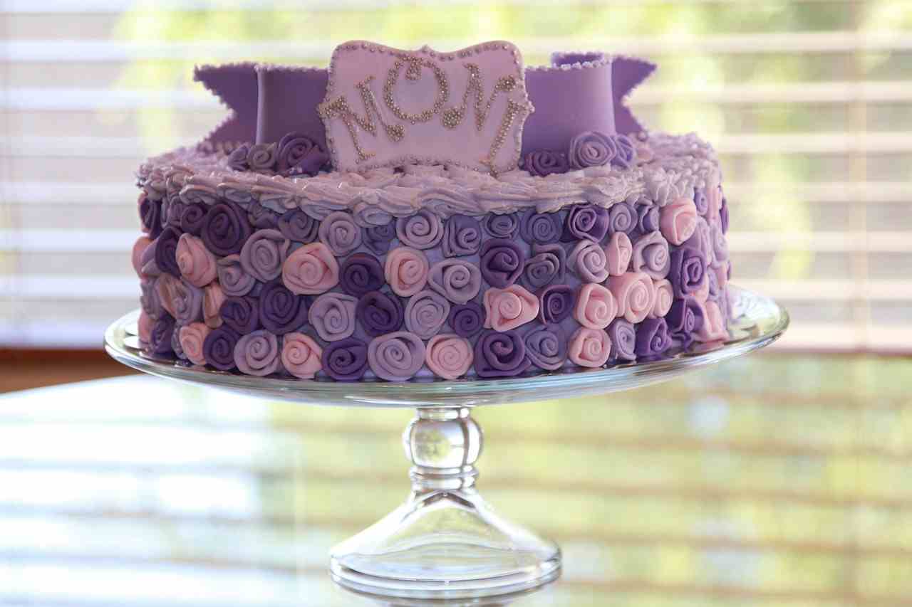 Geburtstagstorte für Mom, mit Marzipanrosen in pink und violett dekoriert - Astrologie zum Jahresende - Vision