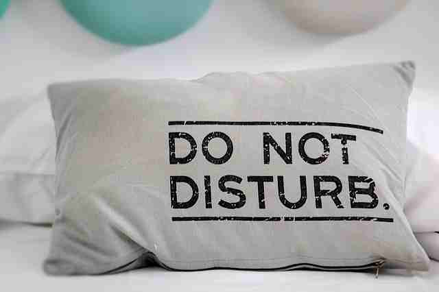 Kissen mit dem Aufdruck Do Not Disturb - Aggressionen