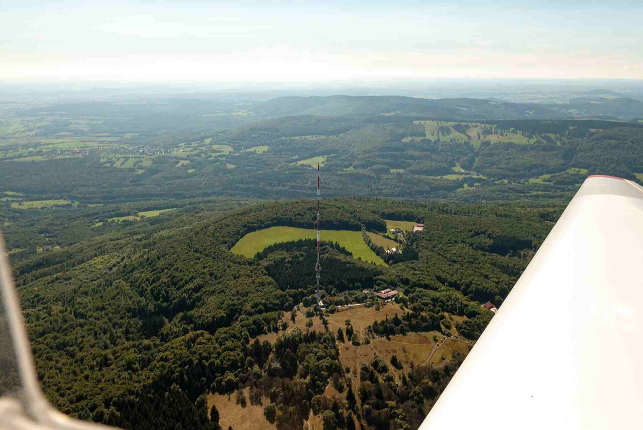 Segelflug über die Rhön - Flugzeug ist noch sichtbar - neue Perspektiven im Luftzeitalter