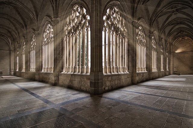 Gotische Fenster - Sonnenlicht und Luft kommen herein - Luftzeitalter