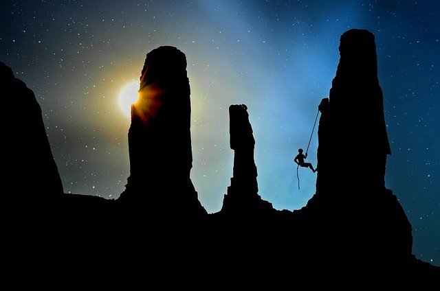 Bergsteiger beim Abseilen - Experimentieren im Luftzeitalter