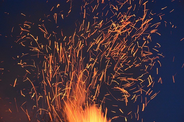 Feuerfunken, die in der Nacht glühen - Luftzeitalter, Luft und Element Feuer