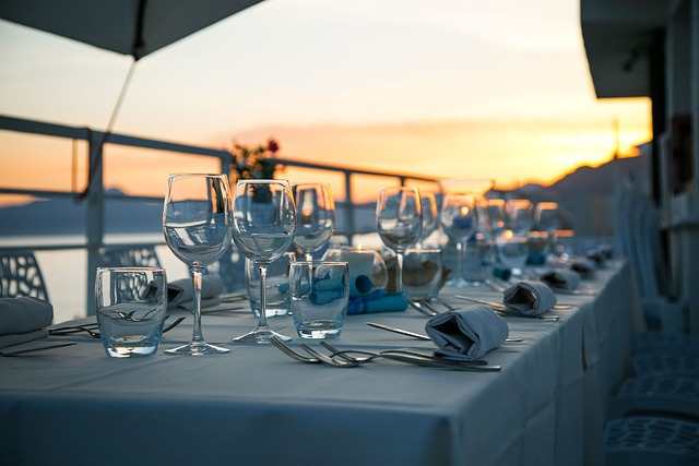 Dinner am Strand im Restaurant mit Gläsern, Besteck und gefalteten Servietten - Mythen in der Astrologie, Sisyphos