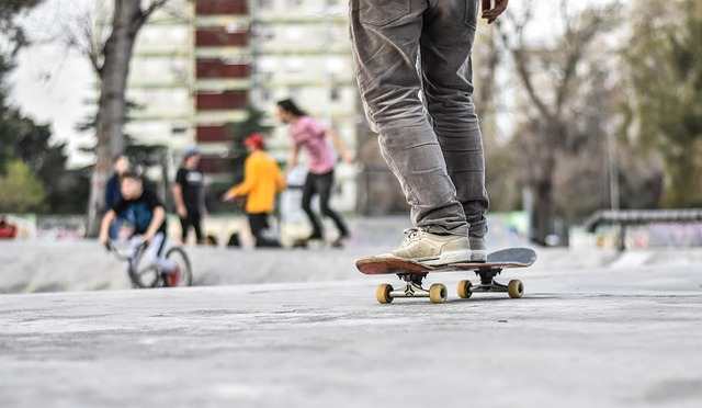 Skateboardfahrer auf einem Skateboardplatz - Merkur in Widder fordert körperliche Bewegung