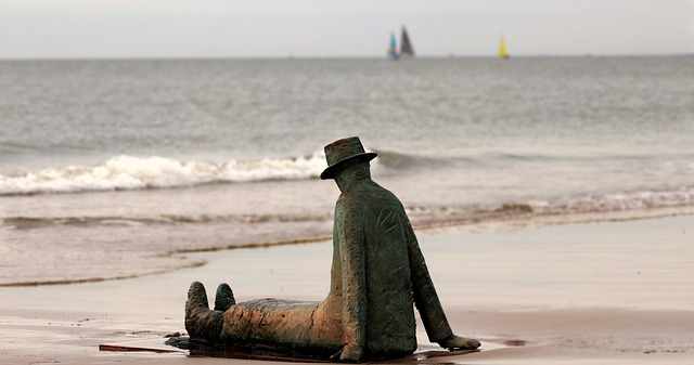 Belgien Strand Statue Knokke, Mann der im Sand sitzt - Jupiter Uranus Konjunktion, Aufbruch

