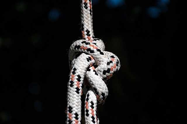 Knoten aus Seil vor dunklem Hintergrund - Vollmond im Skorpion