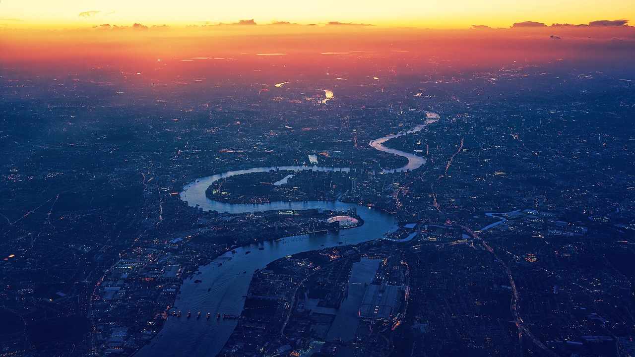 London aus der Luftperspektive - die Themse schlängelt sich mitten durch - Jupiter Uranus Konjunktion
