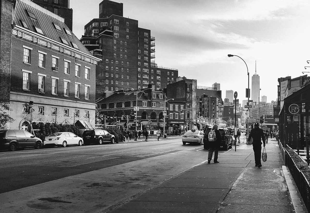 Strasse in New York City, schwarz weiß, Menschen im Vordergund, Hochäuser im Hintergrund - Vollmond im Skorpion, Jupiter Uranus Konjunktion, Pluto