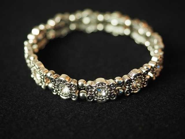 Armband auf grauem Filz - Jupiter Saturn Konjunktion hat unsere Werte verändert, Jupiter Saturn Quadrat