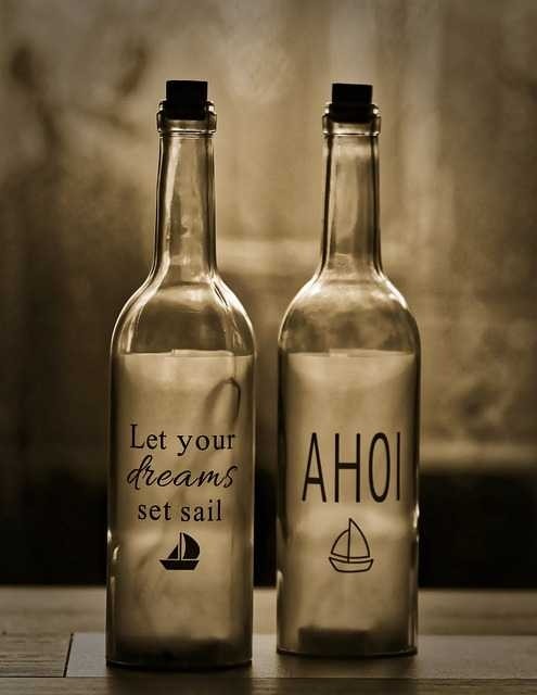 2 Flaschen mit Beschriftung - Let your dreams set sail und Ahoi - Motivation unter Jupiter Saturn Quadrat