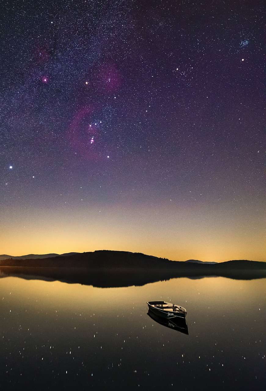 Boot auf See in der Nacht, Spiegelbilder von Berge und Sternen - Mondfinsternis in Fische, Mondknoten in Fische